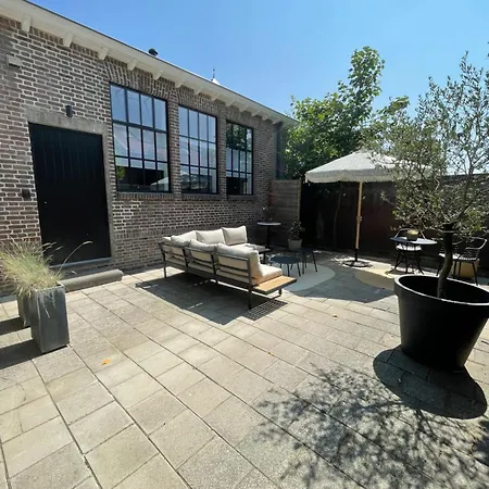 Het Klaslokaal In De Oude School Met Tuin * Heerlen